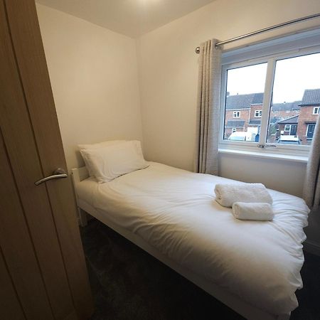 Modern 3 Bedroom Property With Free Driveway Parking By Shire Stays Shrewsbury Exteriör bild