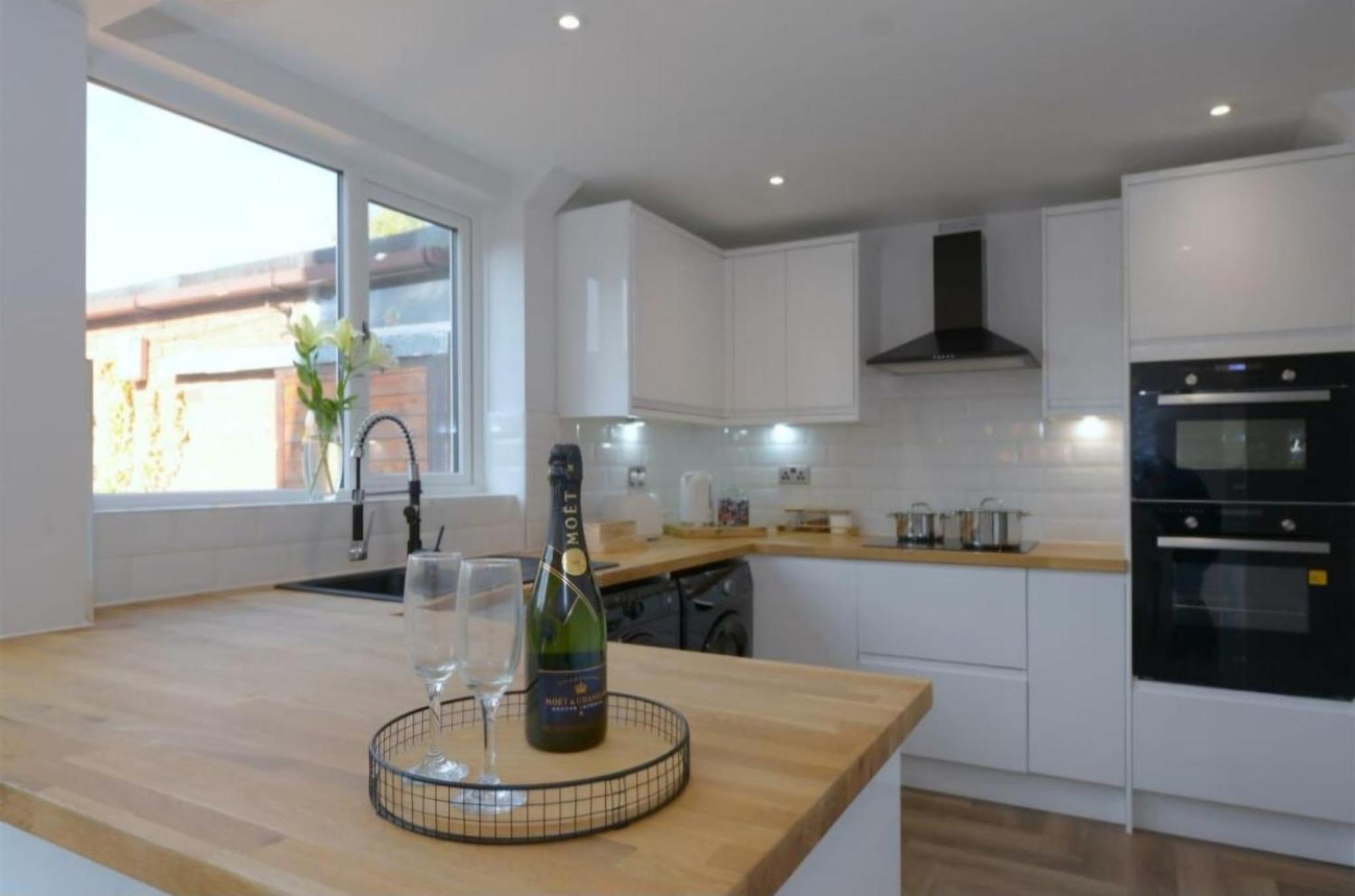 Modern 3 Bedroom Property With Free Driveway Parking By Shire Stays Shrewsbury Exteriör bild
