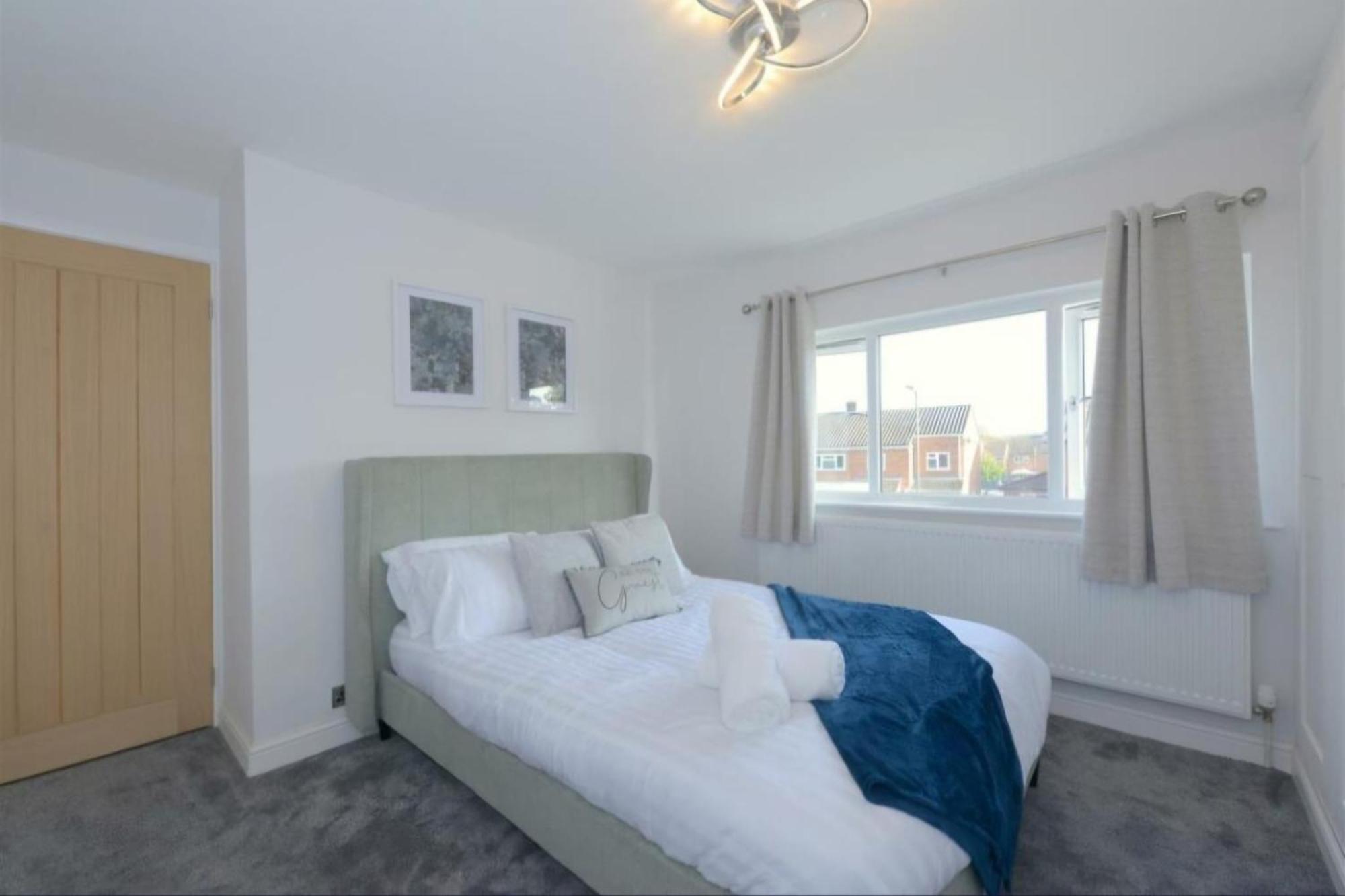Modern 3 Bedroom Property With Free Driveway Parking By Shire Stays Shrewsbury Exteriör bild