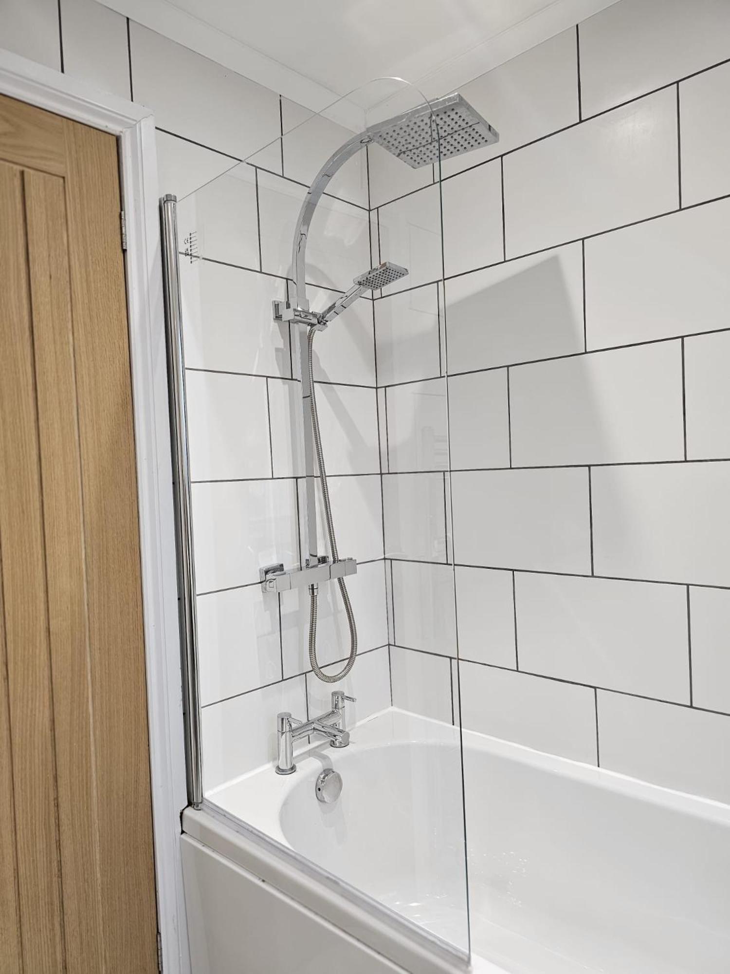 Modern 3 Bedroom Property With Free Driveway Parking By Shire Stays Shrewsbury Exteriör bild