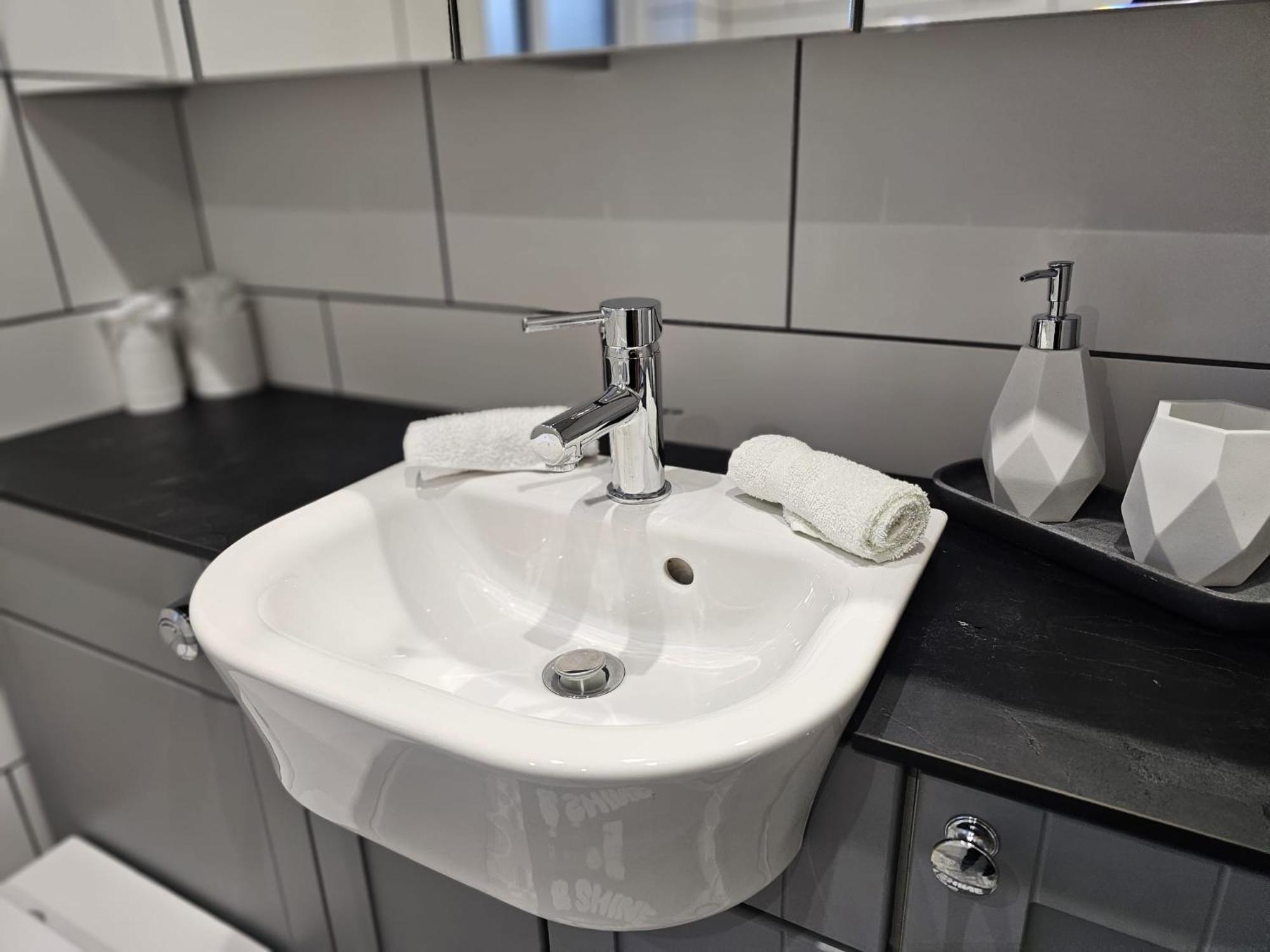 Modern 3 Bedroom Property With Free Driveway Parking By Shire Stays Shrewsbury Exteriör bild