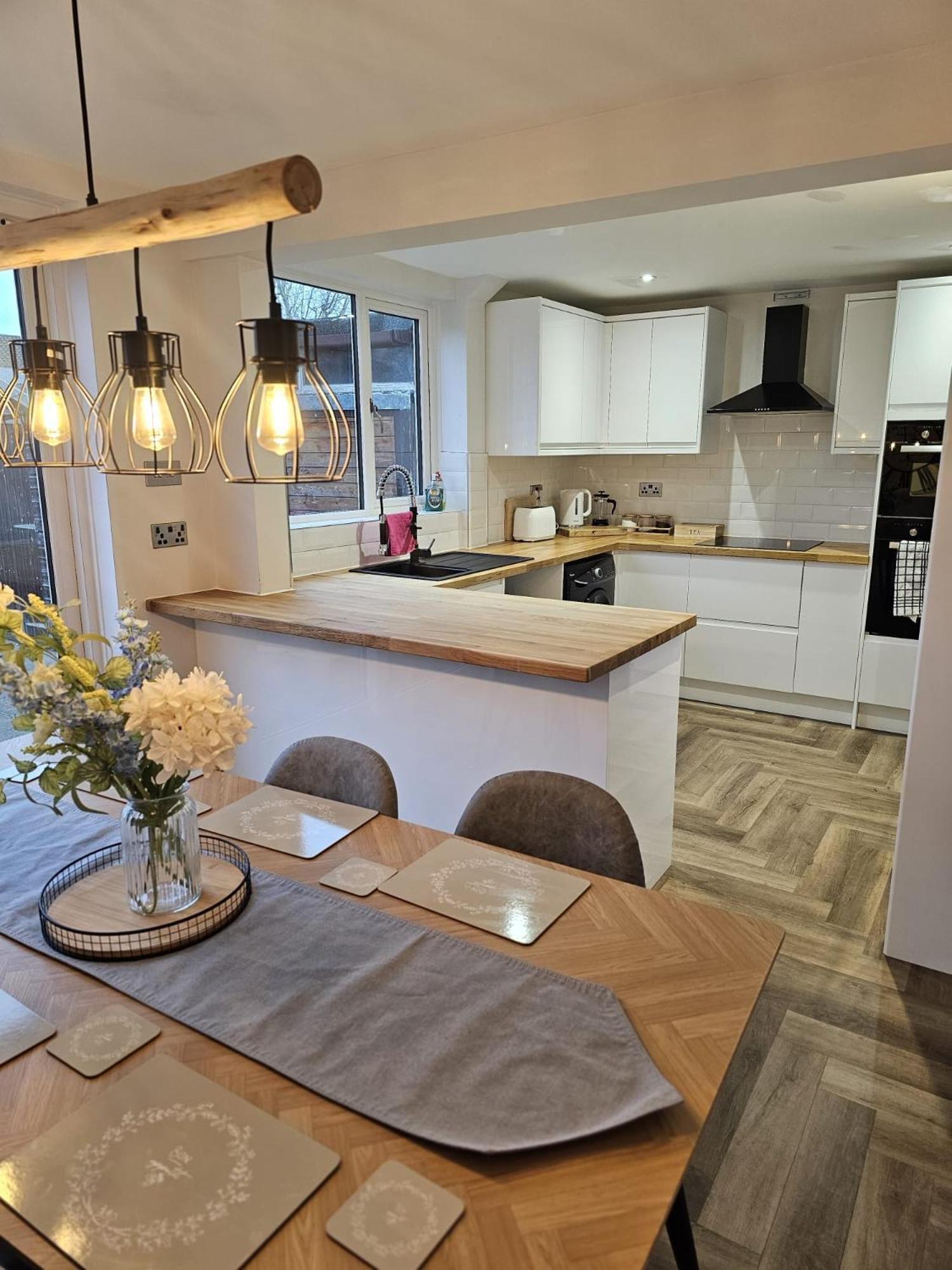 Modern 3 Bedroom Property With Free Driveway Parking By Shire Stays Shrewsbury Exteriör bild